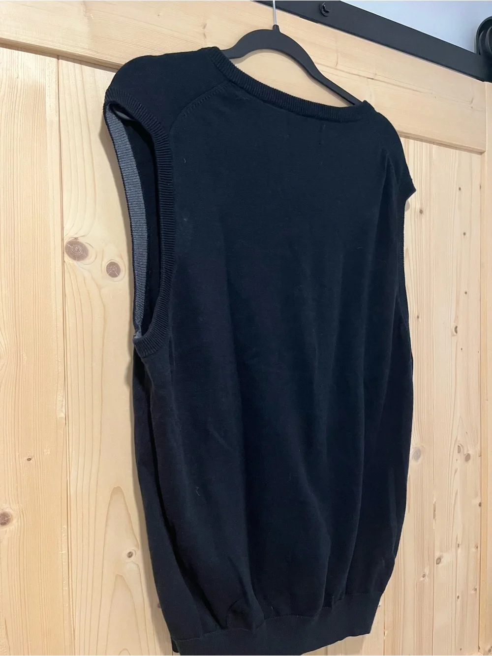 Chaps Black V-Neck Sweater Vest with Crest Large. ⛳️